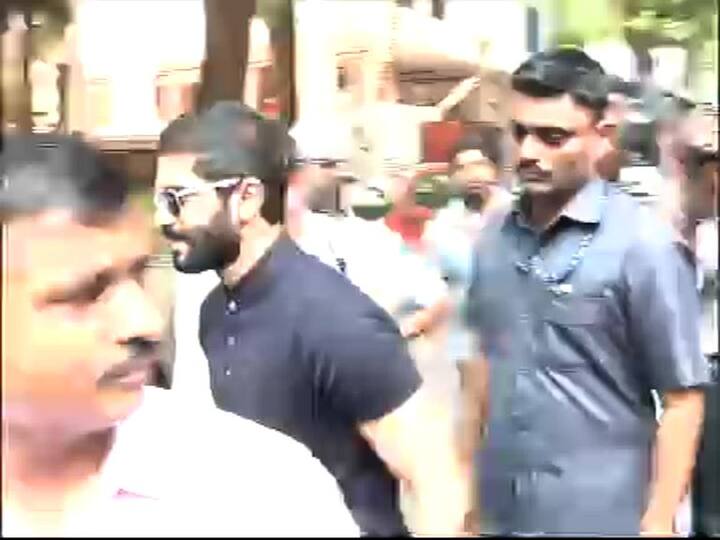 अमित ठाकरे मेट्रो सिनेमाकडे रवाना 