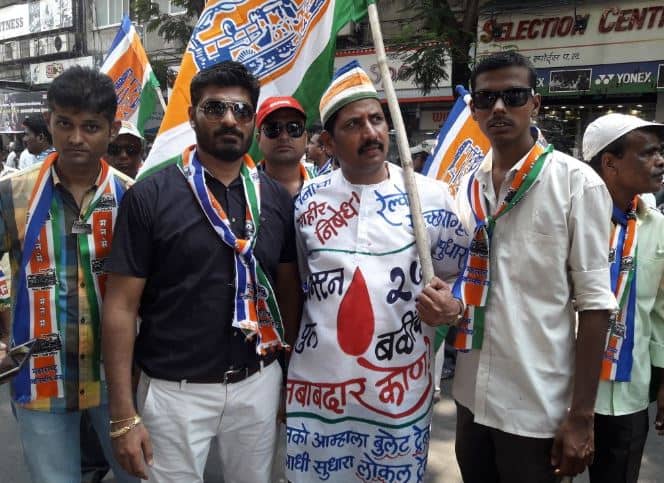 एल्फिन्स्टन दुर्घटनेचा निषेध म्हणून राज ठाकरेंनी मुंबईतील मेट्रो सिनेमा ते चर्चगेट मुख्यालय असा मोर्चा आयोजित केला आहे. 