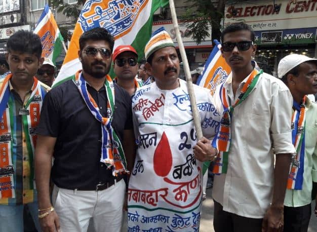 यानंतर चक्क दोन ट्रकवरच स्टेज बांधण्यात येणार असून त्या ट्रकवरुनच राज ठाकरे आंदोलकांना संबोधित करणार आहेत. 