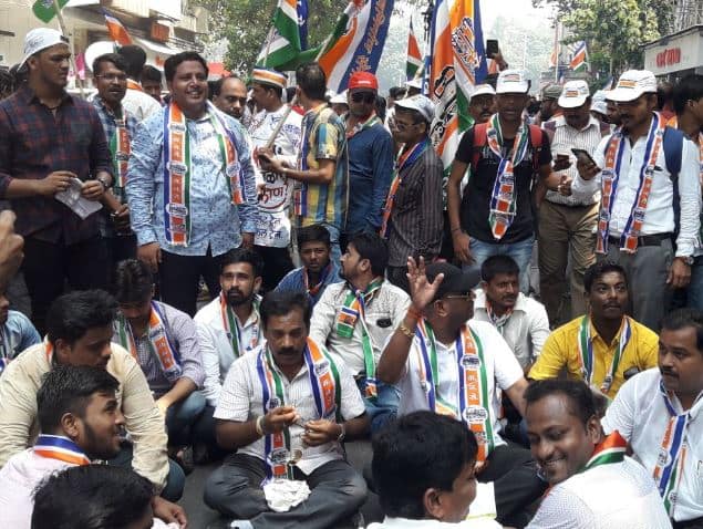 मनसैनिकांनी मोर्चास्थळी गर्दी केली