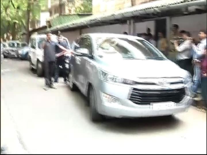 राज ठाकरे मेट्रो सिनेमाकडे रवाना 