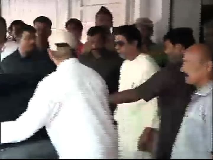 कृष्णकुंजवरुन राज ठाकरे मेट्रो सिनेमाकडे रवाना 