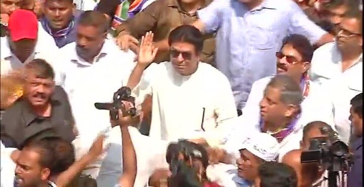 महाराष्ट्र नवनिर्माण सेनेचे अध्यक्ष राज ठाकरे यांनी आज सरकारविरोधात ‘संताप मोर्चा’चं आयोजन केलं आहे. एल्फिन्स्टन चेंगराचेंगरीत 23 जणांचा मृत्यू झाल्यानंतर, राज ठाकरे यांनी आक्रमक पवित्रा घेतला आहे.