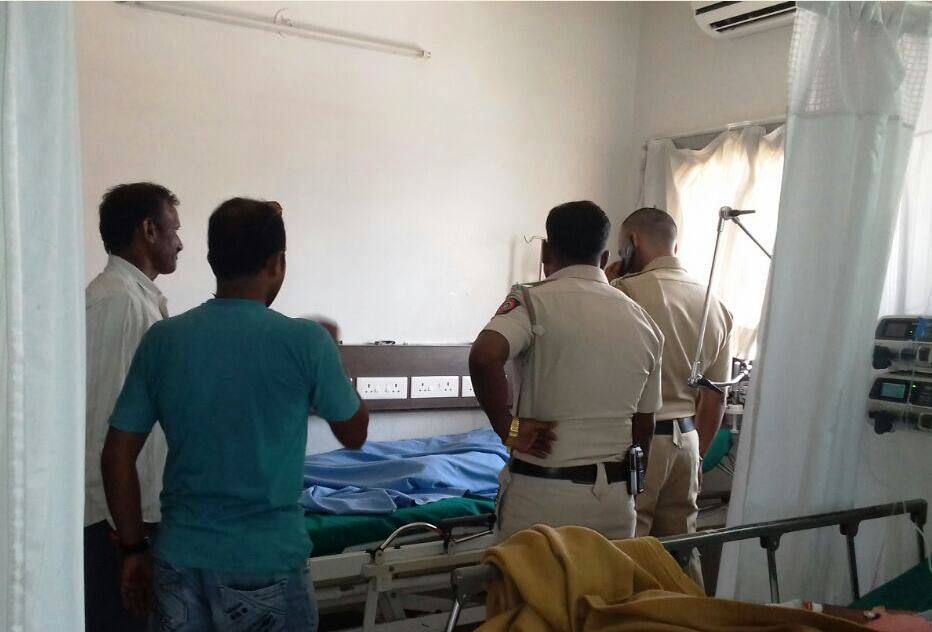 Pune Two Teachers Attacked By Student With Sickle पुण्यात विद्यार्थ्याचा शिक्षकांवर कोयत्याने हल्ला