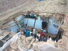 जळगावात घराचं छत कोसळलं, एकाच कुटुंबातील चौघांचा मृत्यू