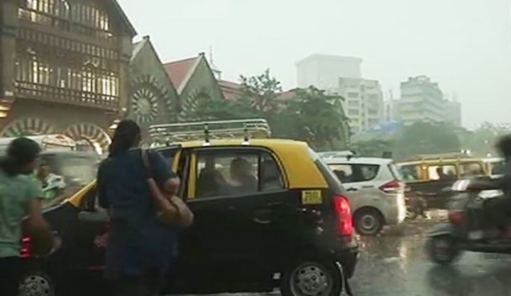 Heavy Rainfall Lashes Mumbai Suburbs मुंबईत विजांच्या कडकडाटासह दमदार पाऊस