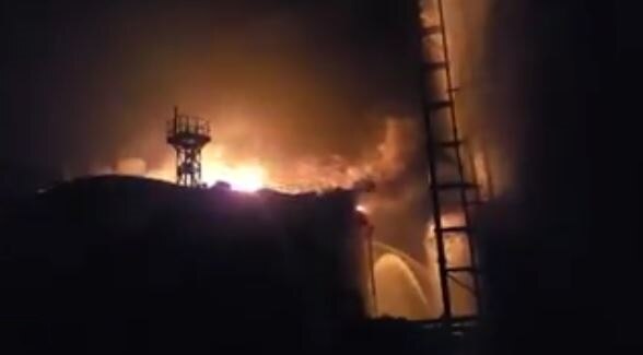 Butcher Island Fire In Control Latest Marathi News Updates बुचर बेटावरील आग नियंत्रणात, कुलिंग ऑपरेशन सुरु