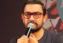 ... तो मी नव्हेच; पिठाच्या पिशवीतून पैसे वाटल्याच्या अफवांबाबत आमिर खानचं स्पष्टीकरण