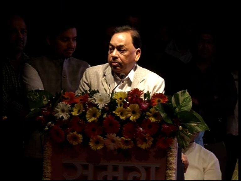 मंत्रिमंडळातील सहकारी! जानकर-रावलांना संबोधताना राणेंना घाई Narayan Rane Refers Ministers As Colleagues In Sunil Tatkares Program Latest Update मंत्रिमंडळातील सहकारी! जानकर-रावलांना संबोधताना राणेंना घाई