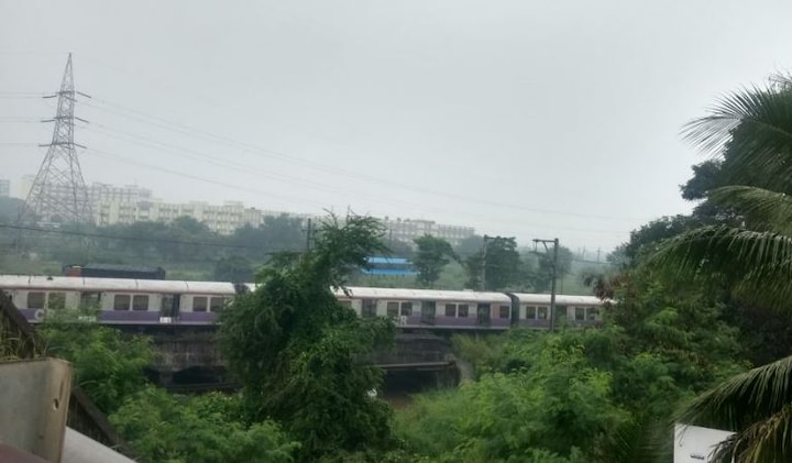 Mumbai Harbour Line Train Traffic Disrupted हार्बर रेल्वे सुरु, मात्र प्रत्येक स्टेशनवर प्रवाशांची मोठी गर्दी