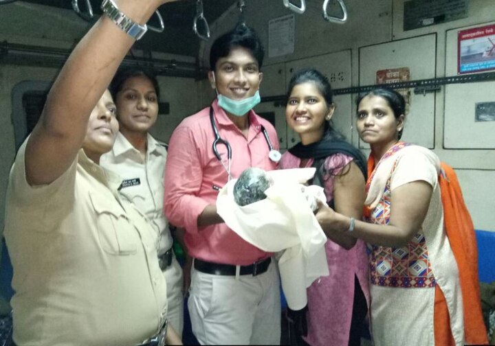 Mumbai Women Delivered A Baby Girl At Dadar Station दादर स्टेशनवर महिलेची प्रसुती, बाळ-बाळंतीण सुखरुप