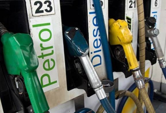 petrol price hit 80 rupees rate first time ever देशातलं सर्वात महाग पेट्रोल मुंबईत, 80 रुपयांचा टप्पा ओलांडला