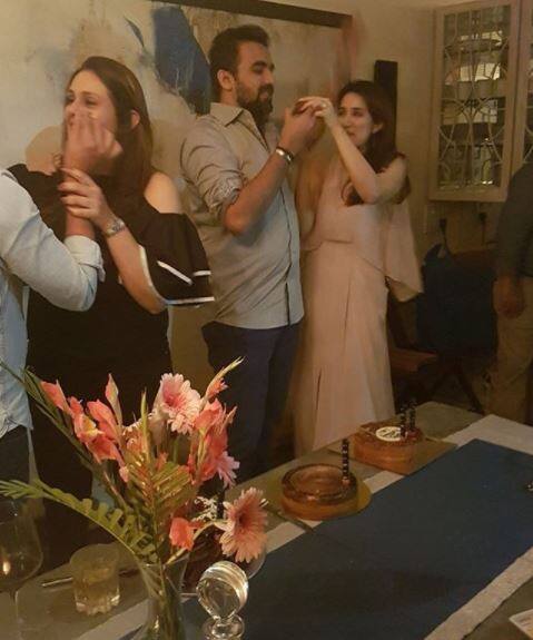 टीम इंडियाचा माजी वेगवान गोलंदाज झहीर खानच्या 39वा बर्थडे नुकताच पार पडला. त्यानिमित्तानं एका खास पार्टीचं आयोजनही करण्यात आलं होतं. या पार्टीला झहीरची होणारी पत्नी सागरिका घाटगे ही देखील उपस्थित होती. 