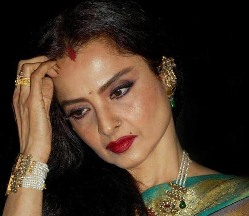 बर्थ डे स्पेशल : बालपण, अफेअर आणि लग्न, रेखाचं जीवन happy birthday rekha gossips of rekha's life बर्थ डे स्पेशल : बालपण, अफेअर आणि लग्न, रेखाचं जीवन