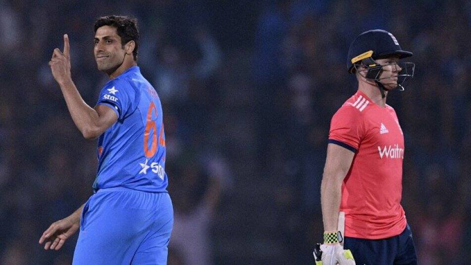 Ashish Nehra Can Announce Retirement In Next Month Says Sources आशिष नेहरा होम ग्राऊंडवर निवृत्तीची घोषणा करणार?
