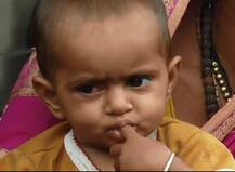 वीज कोसळली, पण आईने झाकलेल्या टोपलीमुळे चिमुकली बचावली