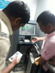 ATM च्या उघड्या कॅशबॉक्समध्ये सुमारे 20 लाखांची रोकड आणि...