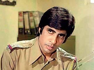 जंजीर डॉयलॉगः 'जब तक बैठने को ना कहा जाए शराफत से खड़े रहो, ये पुलिस स्टेशन है तुम्हारे बाप का घर नहीं'