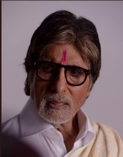 एका सिनेमासाठी अमिताभ बच्चन तब्बल 20 कोटी रुपये मानधन म्हणून घेतात. वयाच्या पंचाहत्तरीतसुद्धा त्यांचा भाव अजिबात कमी झालेला नाही. PHOTO: Twitter