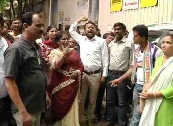 Mns Worker Protest Against Shivsena In Mumbai Latest Update ‘कृष्णकुंज’बाहेर मनसे कार्यकर्त्यांची उद्धव ठाकरेंविरोधात घोषणाबाजी