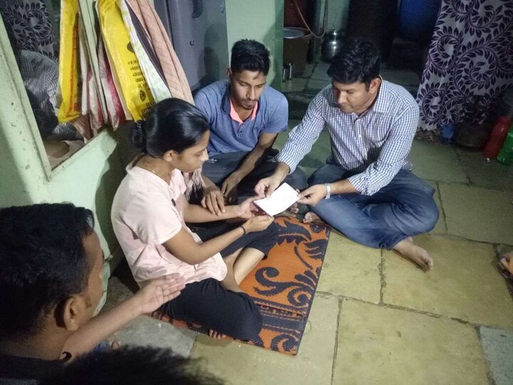 Marathwada Mitra Pariwar Collects Money From Whatsapp Group For Haldankar Family Latest Updates हळदणकर कुटुंबियांना मराठवाडा मित्र परिवाराकडून आर्थिक मदत