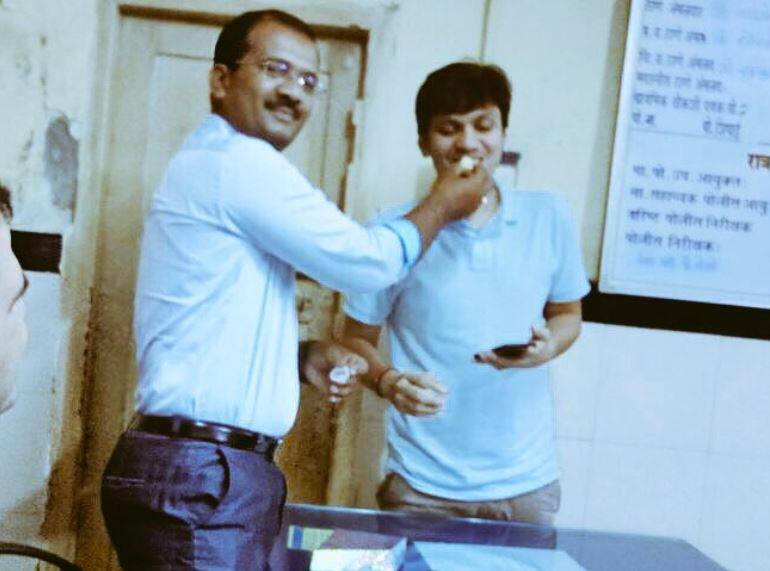 मुंबईत पोलिस स्टेशनमध्ये तक्रारदार तरुणाचं बर्थडे सेलिब्रेशन Engineer Goes To File Case Gets Birthday Treat At Police Station Latest Update मुंबईत पोलिस स्टेशनमध्ये तक्रारदार तरुणाचं बर्थडे सेलिब्रेशन
