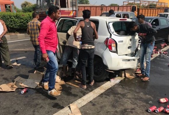 People Looted Beer Bottles After Car Accident In Gujarat कारच्या भीषण अपघातानंतर गुजरातमधील दारुबंदीची पोलखोल