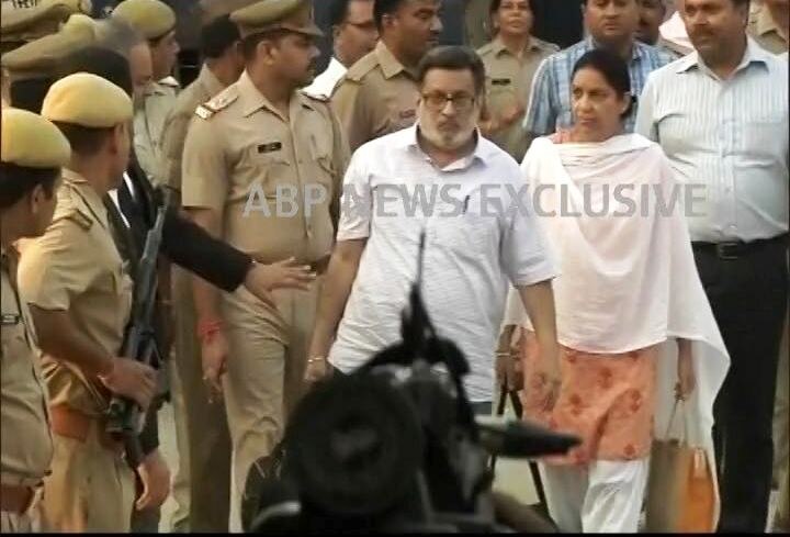 Talwar Couple Out From Jail After Acquitted Of Murder Murder Case चार वर्षांनंतर तलवार दाम्पत्य तुरुंगातून बाहेर