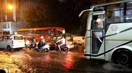 Heavy Rain In Mumbai And Suburban Areas Latest Update दिवाळीच्या पहिल्याच दिवशी मुंबईकरांना पावसानं झोडपलं!