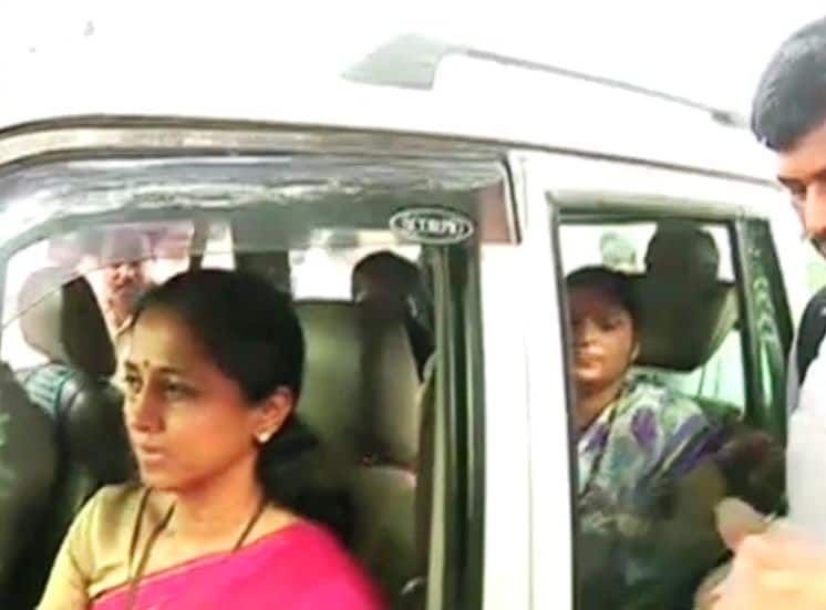Mp Supriya Sule Give A Lift To Passengers खासदार सुप्रिया सुळेंच्या गाडीतून प्रवाशांना लिफ्ट