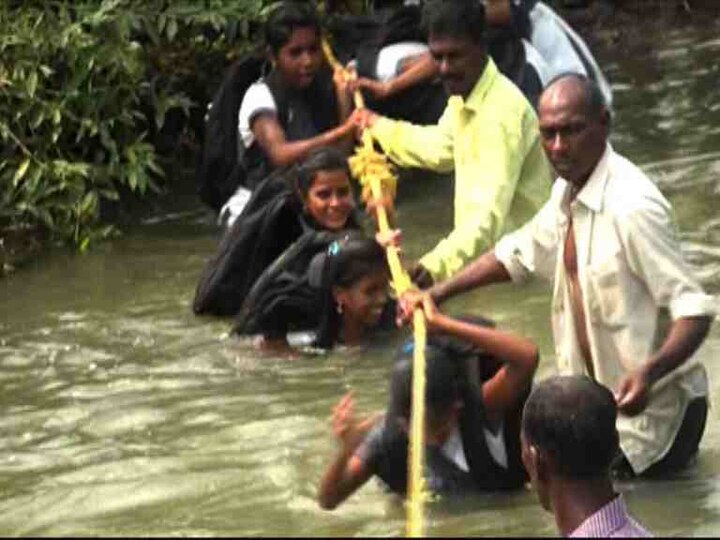 Children Have To Swim To Go To School In Tilhar Near Mumbai मुंबईजवळच्या विरारमध्ये विद्यार्थ्यांचा शिक्षणासाठी जीवघेणा प्रवास