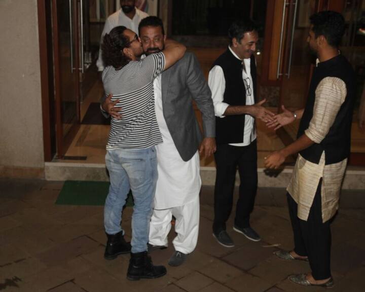 अभिनेता संजय दत्तने दिवाळीच्या निमित्ताने आपल्या बॉलिवूडमधील सहकाऱ्यांसाठी एका पार्टीचं आयोजन केलं होतं. या पार्टीला सर्व दिग्गजांनी हजेरी लावली. (PHOTO:मानव मंगलानी)