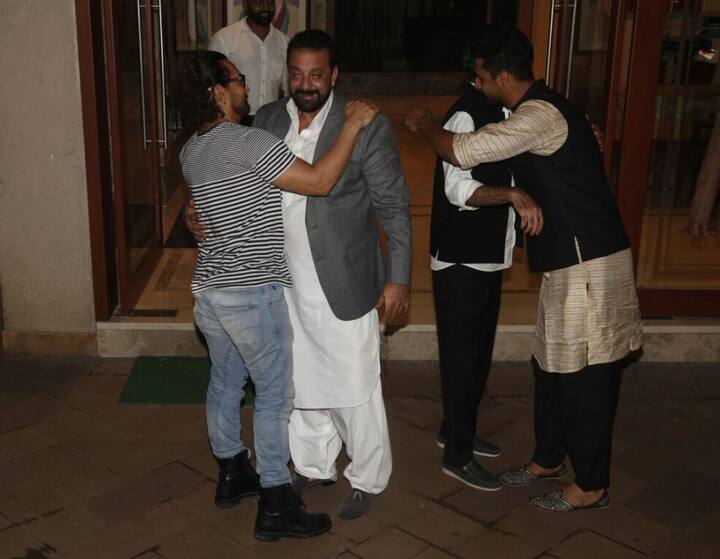 संजय दत्तने आमीर खानची गळाभेट घेत स्वागत केलं. (PHOTO:मानव मंगलानी)