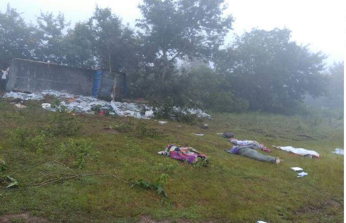 जखमींना सांगली आणि मिरजेच्या रुग्णालयात दाखल करण्यात आलं आहे. पहाटे 2 ते ३ दरम्यान ही भीषण दुर्घटना घडली.