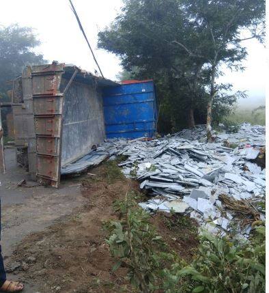 ट्रक पलटी झाल्यामुळे ट्रकमधील फरशीमध्ये सापडून मजुर आणि प्रवासी ठार झाले. 