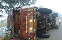 सांगलीत फरशी घेऊन जाणारा ट्रक उलटला, 10 मजुरांचा चिरडून मृत्यू