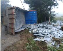 सांगलीत ट्रक उलटला, फरशीखाली सापडून 10 मजुरांचा मृत्यू