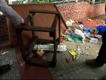 ठाणे स्टेशनबाहेर फेरीवाल्यांच्या स्टॉल्सची मनसेकडून तोडफोड