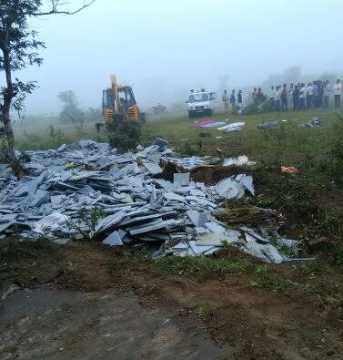 Major Accident In Sangli District Many Died Injured ताबा सुटला, ट्रक उलटला, मृतदेह काढण्यासाठी थेट जेसीबी बोलावला!