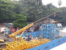 मेट्रो 7 चं काम सुरु असताना पिलर कोसळला