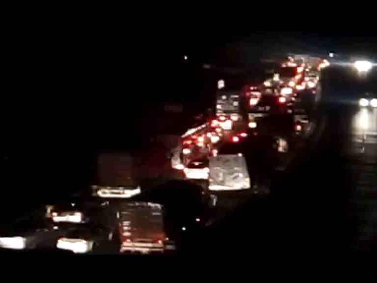 Heavy Traffic At Mumbai Pune Express Way मुंबई-पुणे एक्स्प्रेस वे जाम, सुट्ट्यांहून परतणाऱ्या वाहनांमुळे कोंडी