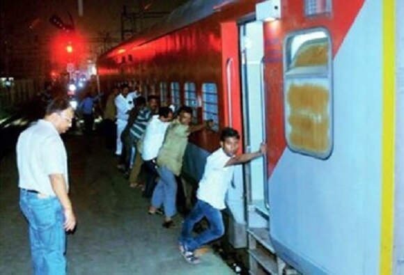 Railway Employees Pushed Train At Mumbai Central Station मुंबईत 16 डब्यांची रेल्वे धक्का देऊन प्लॅटफॉर्मला आणली!