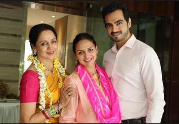 अभिनेत्री इशा देओलच्या घरी चिमुकलीचं आगमन Actress Esha Deol And Husband Bharat Takhtani Welcome Girl Child Latest Update अभिनेत्री इशा देओलच्या घरी चिमुकलीचं आगमन