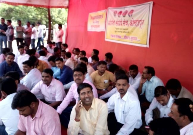 Teachers Agitations At Kolhapur नियुक्ती आरक्षित प्रवर्गातून, नोंद खुल्या गटात, कोल्हापुरात शिक्षकांचं आंदोलन