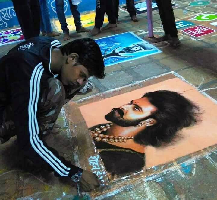 रो‌‌हन सुनिल डंगर या तरुणाने या रांगोळ्या काढल्या आहेत. 