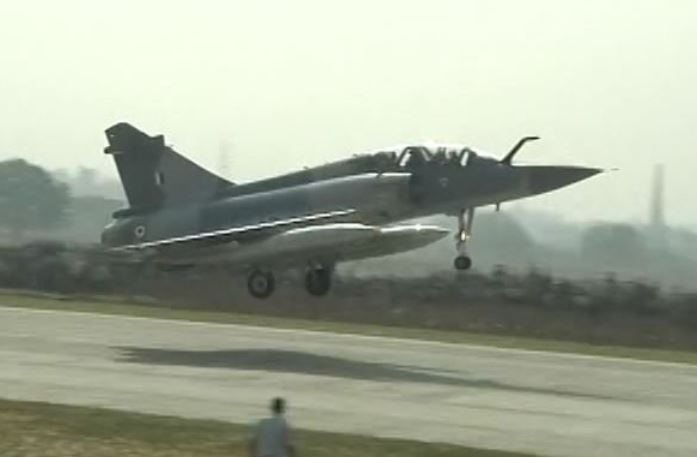 Indian Air Force Fighter Jets Landing On Agra Lucknow Express Way Latest Update हरक्युलस ते जॅग्वार, लढाऊ विमानांचा लखनौ-आग्रा एक्स्प्रेस वेवर युद्धाभ्यास