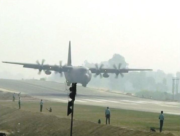 लखनौ-आग्रा हायवेवर भारतीय हवाई दलाच्या विमानांनी एक-एक करुन लँडिंग केलं. 