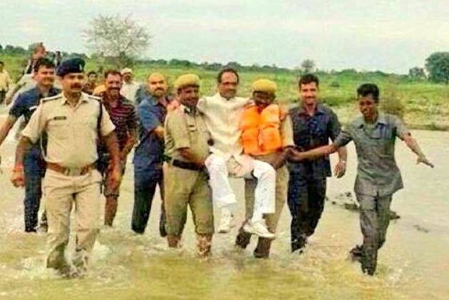 Shivraj Singh Chouhan Says Madhya Pradesh Roads Are Better Than Us मध्य प्रदेशचे रस्ते अमेरिकेपेक्षा गुळगुळीत, खोटं बोलणाऱ्या मुख्यमंत्र्यांना ट्विटरवर धुतलं!