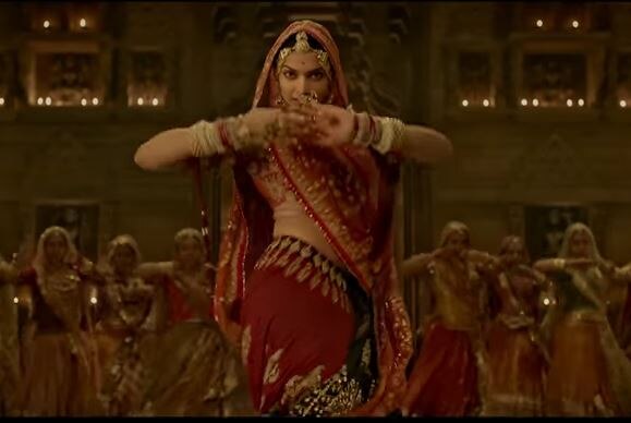 Padmavati Ghoomar Song : Deepika Padukone looks amazing in the folk dance video latest update 'पद्मावती'मधील 'घुमर' गाणं रीलिज, दीपिकाचा अनोखा अंदाज
