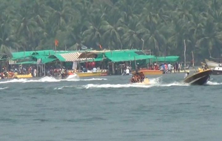Many Tourist in Malwan and devbag to enjoy the holidays latest update कोकणातील समुद्रकिनारे पर्यटकांनी फुलले